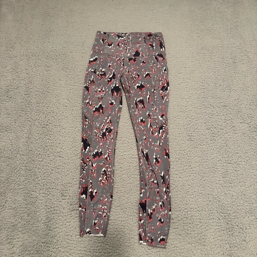 Lululemon Fast and Free High Rise Tight 25"
Floral Flux Multi Size 4
